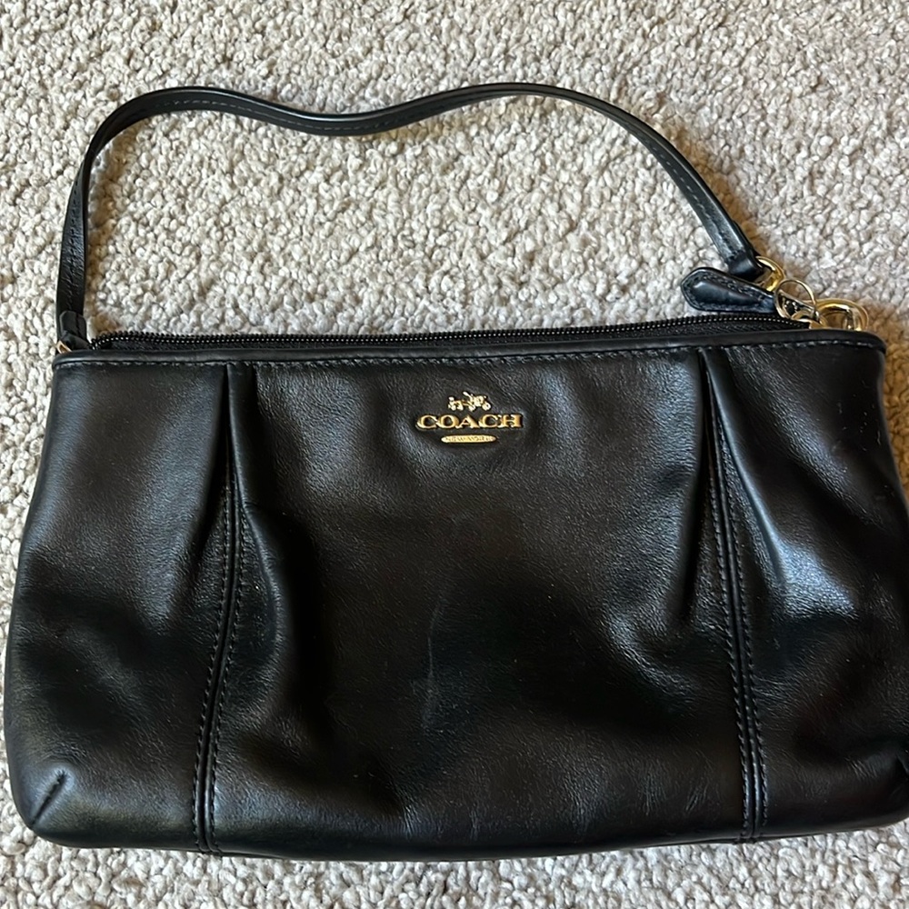 Holds credit cards cash and cell phoneCan be a wristlet or a shoulder strap